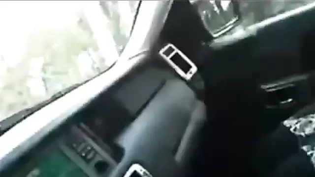 Тип стопира и јебе се у колима.