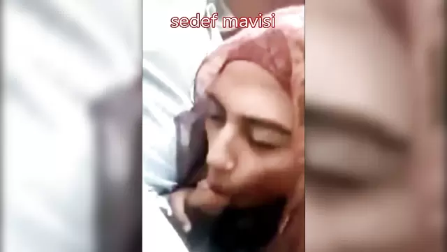 Млада беуретка ужива у укусу курца.