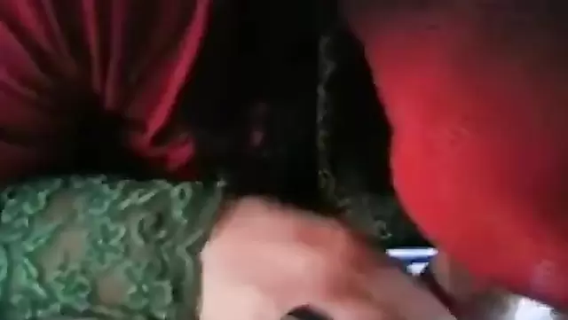 Азербејџанка у гардероби пуши мужу.